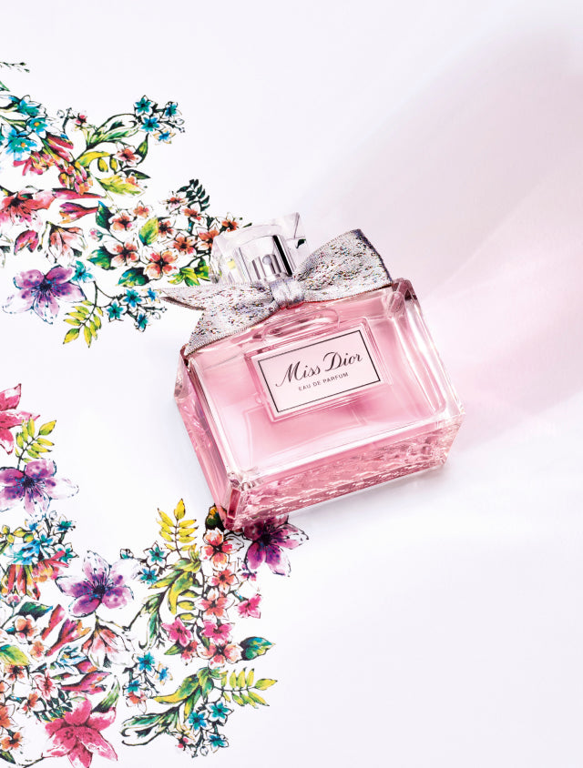 一瓶置放於花卉背景上的Miss Dior香薰