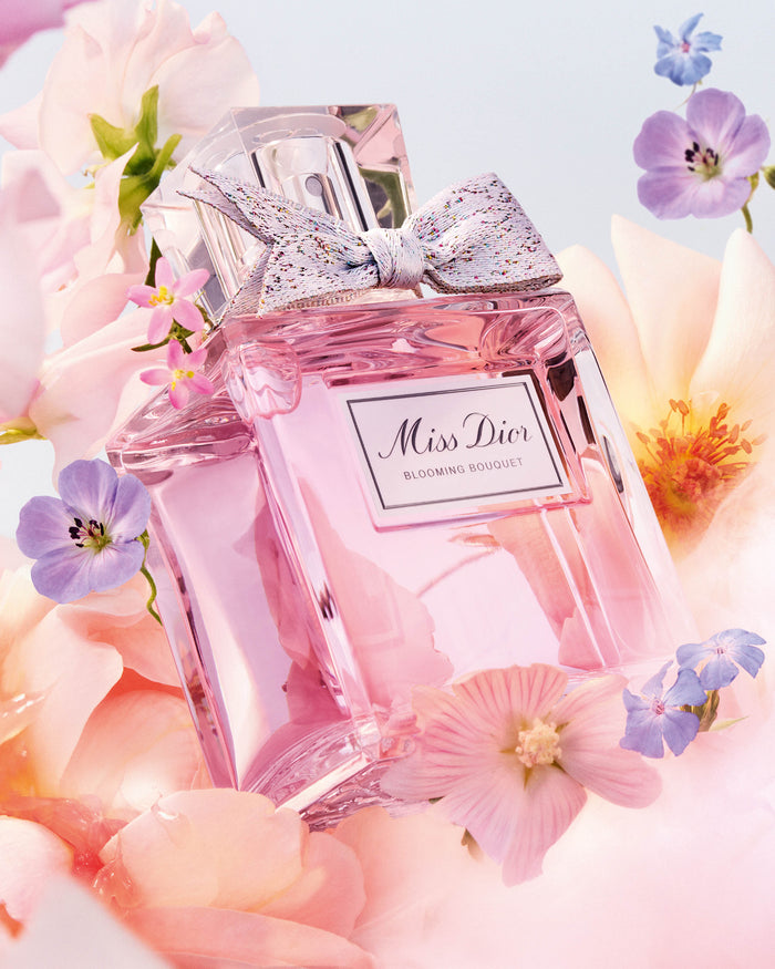 花朵背景下的Miss Dior Blooming Bouquet淡香薰