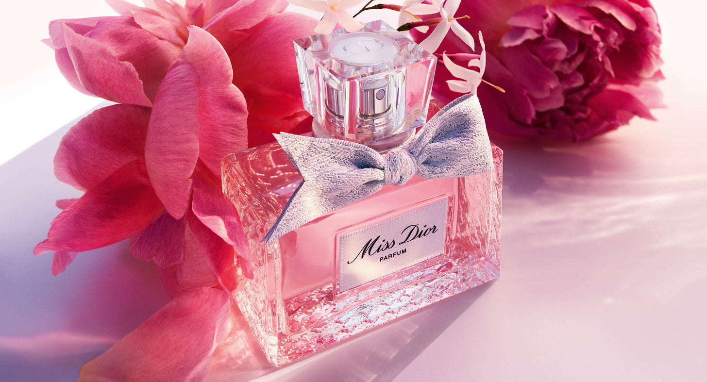 Miss Dior香精的俯視照片，背景佈滿粉紅色花朵
