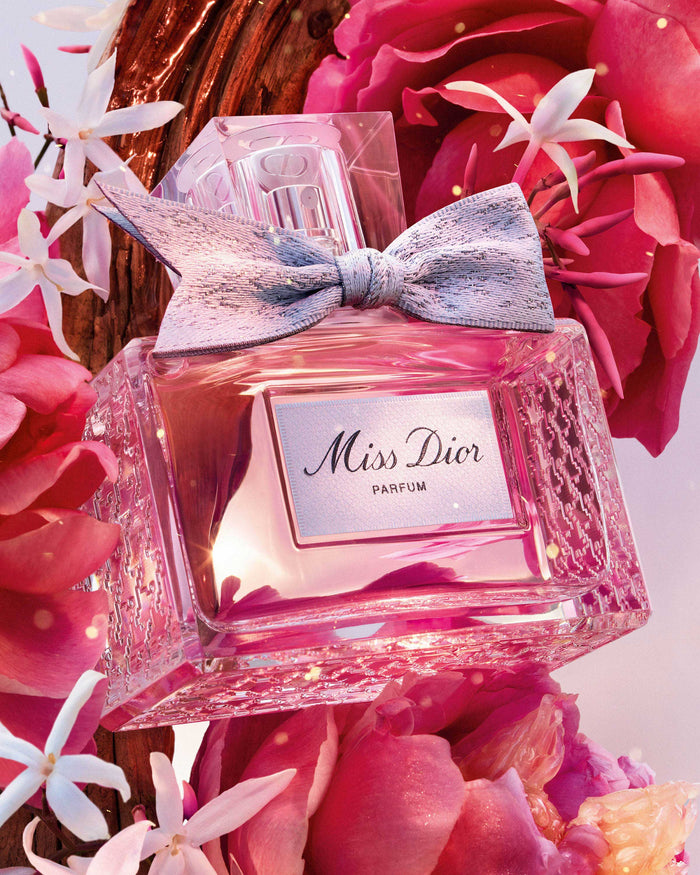 花朵背景下的Miss Dior香精